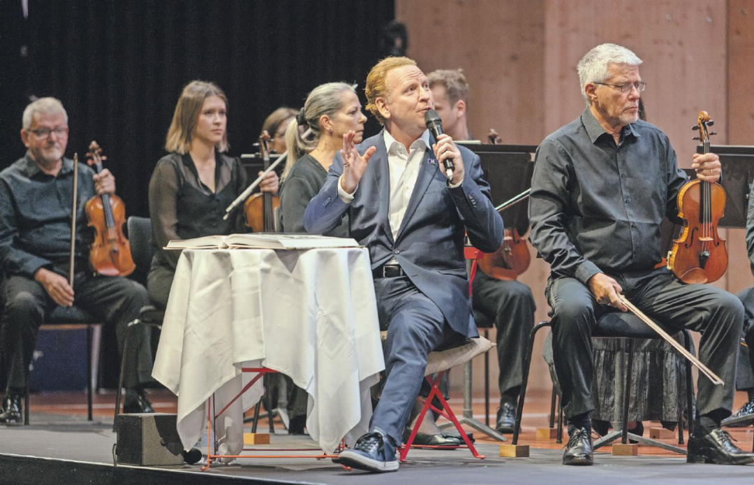 Festivalintendant Daniel Hope führte mit zartem Humor und kindergerechter Fantasie durch die Matinee. Festivalintendant Daniel Hope führte mit zartem Humor und kindergerechter Fantasie durch die Matinee.