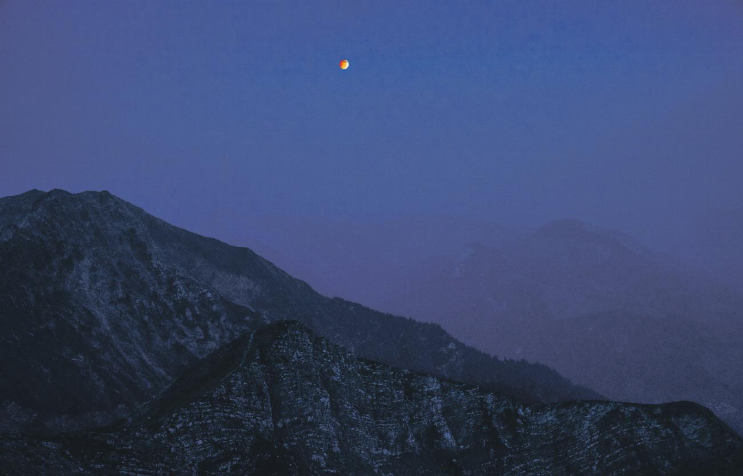 «Partielle Mondfinsternis nahe ihrem Höhepunkt während der blauen Stunde über der alpinen Bergwelt des Simmentals.»
FOTOS: SIMON SCHUHMACHER, MÜLENEN «Partielle Mondfinsternis nahe ihrem Höhepunkt während der blauen Stunde über der alpinen Bergwelt des Simmentals.»
FOTOS: SIMON SCHUHMACHER, MÜLENEN