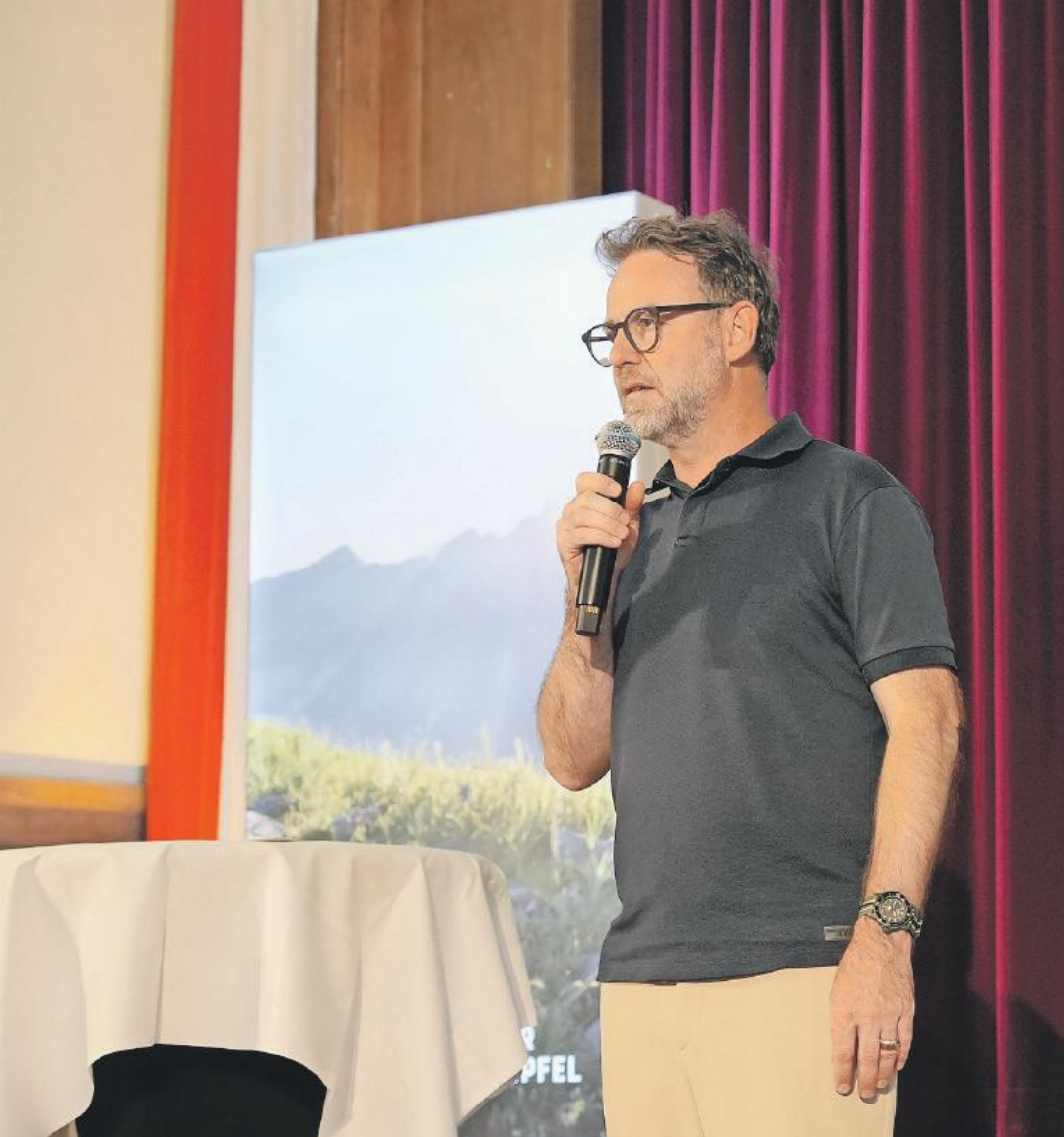 Nik Hartmann moderiert bereits zum dritten Mal den Schweizer Wandergipfel. FOTOS: MAXIME VÖGELE Nik Hartmann moderiert bereits zum dritten Mal den Schweizer Wandergipfel. FOTOS: MAXIME VÖGELE
