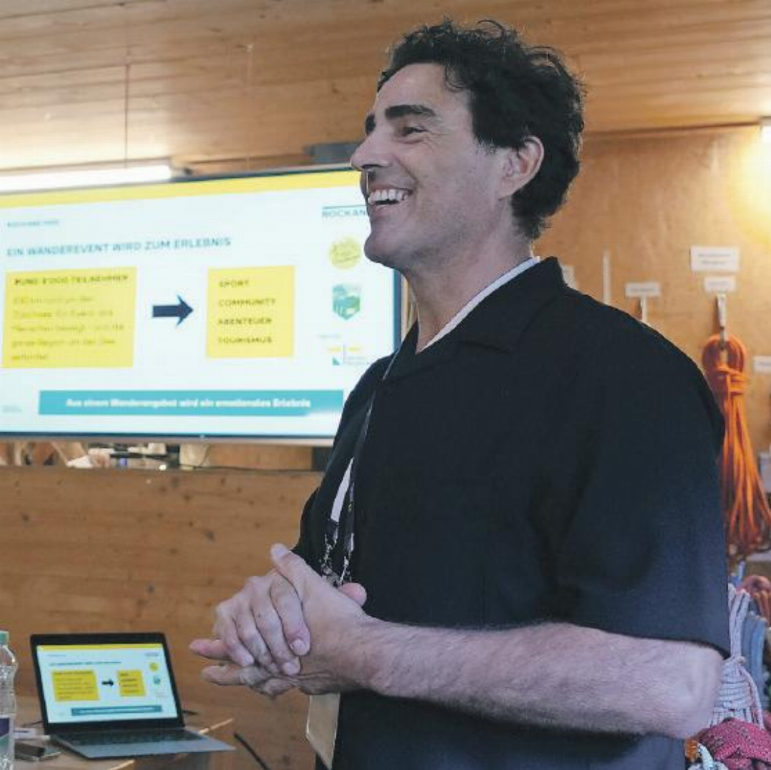 Miguel Alvarez erzählt im Alpinzentrum von der Faszination für Wanderevents. Miguel Alvarez erzählt im Alpinzentrum von der Faszination für Wanderevents.