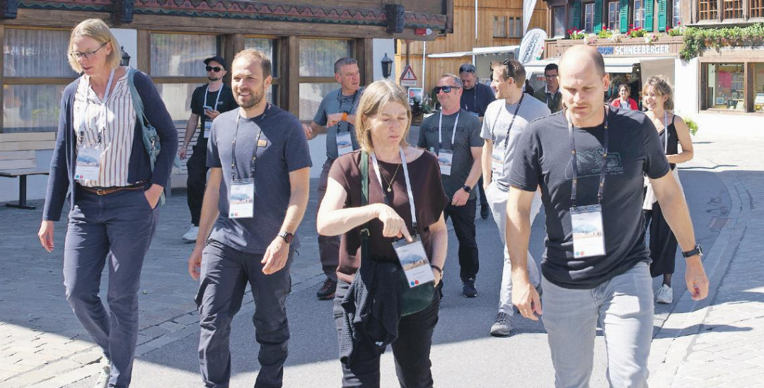 Vom Hotel Landhaus in Saanen spazieren die Teilnehmenden zu den verschiedenen Orten der Wandercafés. Vom Hotel Landhaus in Saanen spazieren die Teilnehmenden zu den verschiedenen Orten der Wandercafés.