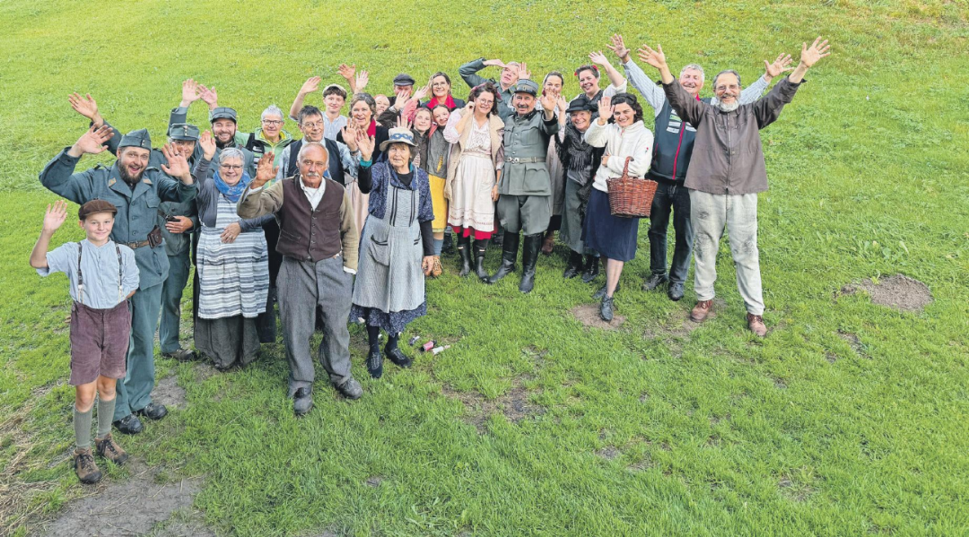 Mit einem lachenden und einem weinenden Auge ging für den Freilichttheaterverein Saanenland vergangene Woche die letzte Aufführung von «Soldat Vögeli» über die Bühne. FOTO: ANNIK DOMKE Mit einem lachenden und einem weinenden Auge ging für den Freilichttheaterverein Saanenland vergangene Woche die letzte Aufführung von «Soldat Vögeli» über die Bühne. FOTO: ANNIK DOMKE