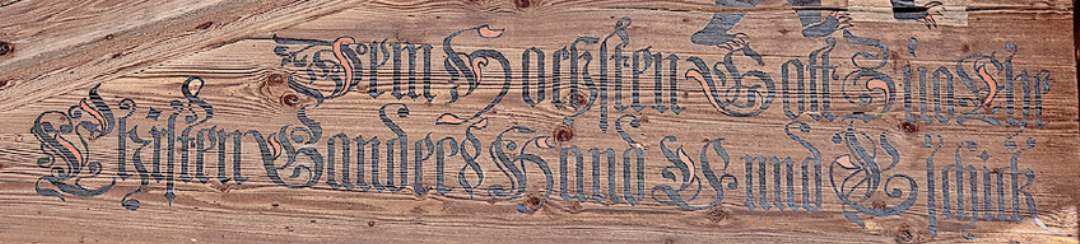 DEM HOCHSTEN GOTT ZUO EHR CHRISTEN GANDERS HAND UNND GSCHICK Die Inschrift auf der linken Giebelseite – mit dem Namen des Zimmermeisters – konnte gerade noch wiedererstellt werden. Die Schrift stammt vermutlich von einem geübten Notar. DEM HOCHSTEN GOTT ZUO EHR CHRISTEN GANDERS HAND UNND GSCHICK Die Inschrift auf der linken Giebelseite – mit dem Namen des Zimmermeisters – konnte gerade noch wiedererstellt werden. Die Schrift stammt vermutlich von einem geübten Notar.