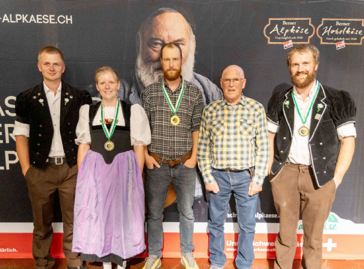 Sieger:innen in der Kategorie Berner Alpkäse AOP «Coeur des Alpes»: v.l. Rang 2, Patrick Kuhnen und Nicole Perren (St. Stephan) mit ihrem Käse von der Alp Ritzberg; Peter Ryter und Ramon Forster (Saanen) von der Alp Mittenbach holen sich Rang 1; Rang 3 geht an Stefan Schranz (Adelboden), dessen Alpkäse auf der Lurnig-Fahrni entsteht.