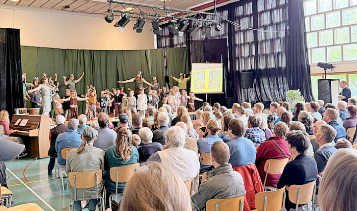 Sommerabschluss der Frühmusik am 6. Juni, anlässlich des Schnuppertages der Musikschule in der alten Turnhalle Ebnit Gstaad.    FOTO: ZVG