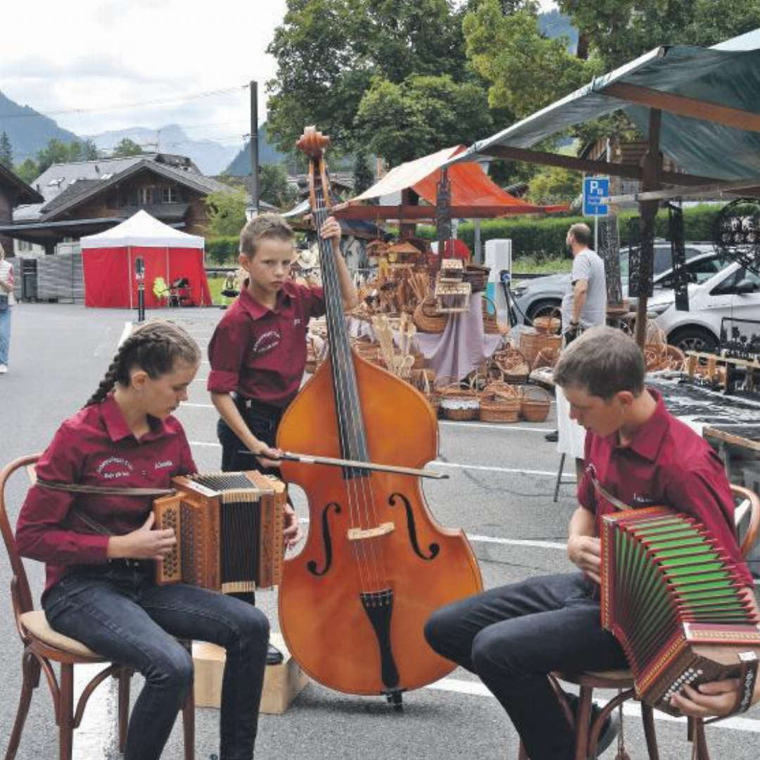 Das Schwyzerörgeli-Trio «Heja gib ihm» aus der Gruben mit den Geschwistern Alessia, Lukas und Philip. Das Schwyzerörgeli-Trio «Heja gib ihm» aus der Gruben mit den Geschwistern Alessia, Lukas und Philip.