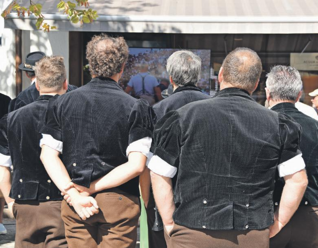 Sie schauen gebannt auf den Bildschirm, wo der nachmalige Kilchberger-Sieger Giger Samuel den Berner Moser Michael nach knapp 45 Sekunden bodigt. Sie schauen gebannt auf den Bildschirm, wo der nachmalige Kilchberger-Sieger Giger Samuel den Berner Moser Michael nach knapp 45 Sekunden bodigt.