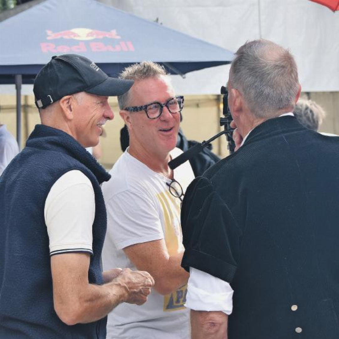 Co-Moderator Willi Bach (rechts) gibt einem Journalisten aus den USA ein Interview. Links Mike von Grünigen. Co-Moderator Willi Bach (rechts) gibt einem Journalisten aus den USA ein Interview. Links Mike von Grünigen.