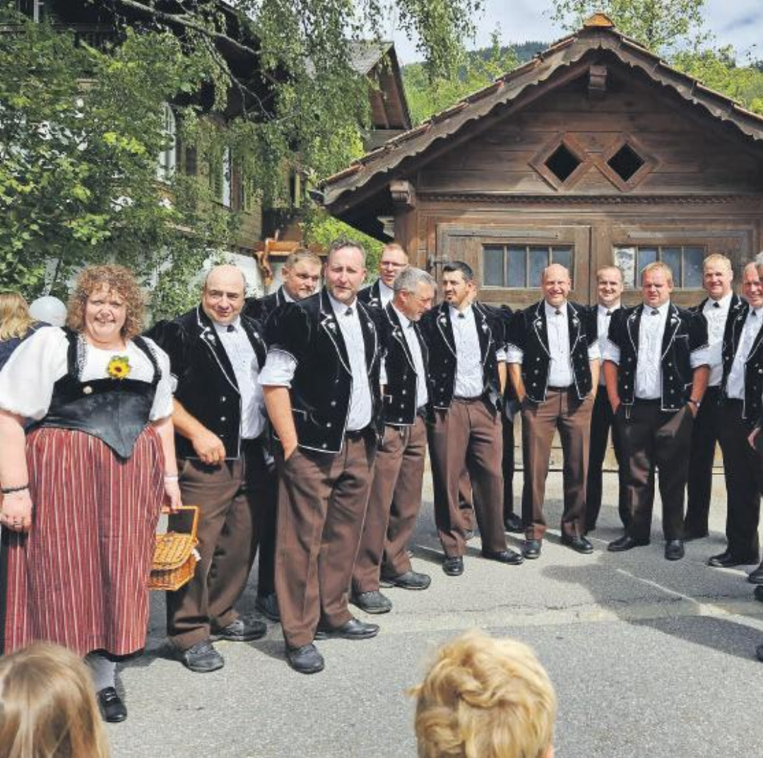 Der Jodlerklub «Bärgfründe» Eggiwil – eine von sechs Formationen, die in der Promenade und in der Güterstrasse
auftraten. FOTO: ZVG Der Jodlerklub «Bärgfründe» Eggiwil – eine von sechs Formationen, die in der Promenade und in der Güterstrasse
auftraten. FOTO: ZVG