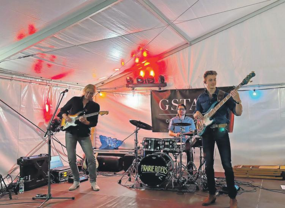 Luniface zeichnete für den Betrieb im Zelt auf dem Kapälliplatz verantwortlich. Am Abend sorgte die Band «Appletree» für Stimmung. FOTO: ZVG Luniface zeichnete für den Betrieb im Zelt auf dem Kapälliplatz verantwortlich. Am Abend sorgte die Band «Appletree» für Stimmung. FOTO: ZVG