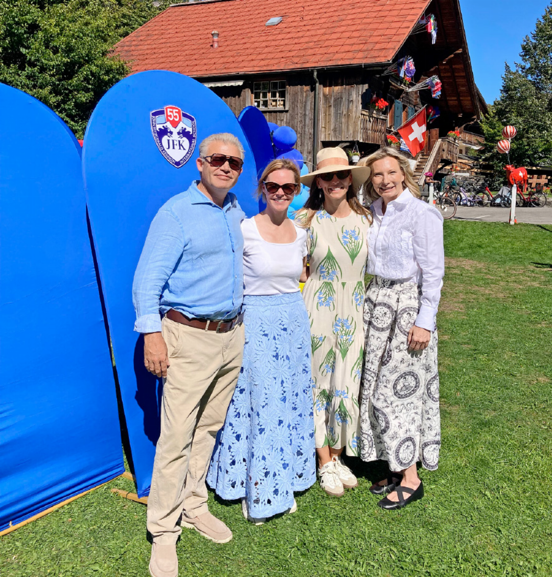 JFK gestern und heute (von links): Bryce Lovell, Sohn der Schulgründer Bill und Sandy Lovell, Schulleiterin Shirley Mitchell, Mitorganisatorin Michelle Mettey und die ehemalige JFK-Direktorin Victoria Lovell. JFK gestern und heute (von links): Bryce Lovell, Sohn der Schulgründer Bill und Sandy Lovell, Schulleiterin Shirley Mitchell, Mitorganisatorin Michelle Mettey und die ehemalige JFK-Direktorin Victoria Lovell.
