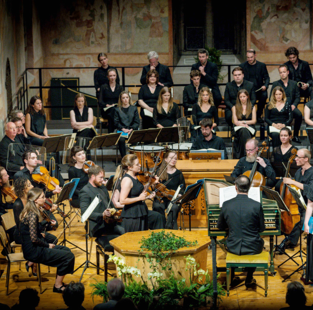 26-köpfiges Orchester und 20 Sängerinnen und Sänger. 26-köpfiges Orchester und 20 Sängerinnen und Sänger.