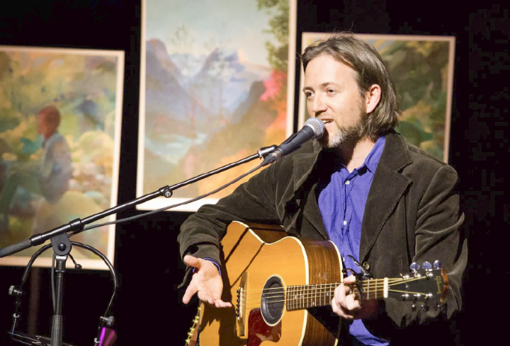 Der Schweizer Singer-Songwriter und Autor Trummer ist am kommenden Samstag in der Grubenberghütte zu Gast.    FOTO: IRIS ANDERMATT