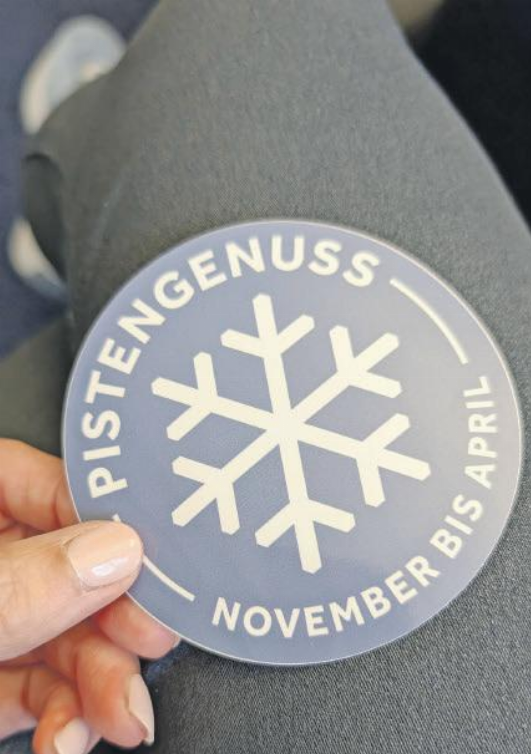 Jedes Mitglied desDestinationsrats erhielt den Kleber mit der neuen Botschaft, die fortan in der Destination für ein «Grundrauschen» sorgen soll. Jedes Mitglied desDestinationsrats erhielt den Kleber mit der neuen Botschaft, die fortan in der Destination für ein «Grundrauschen» sorgen soll.