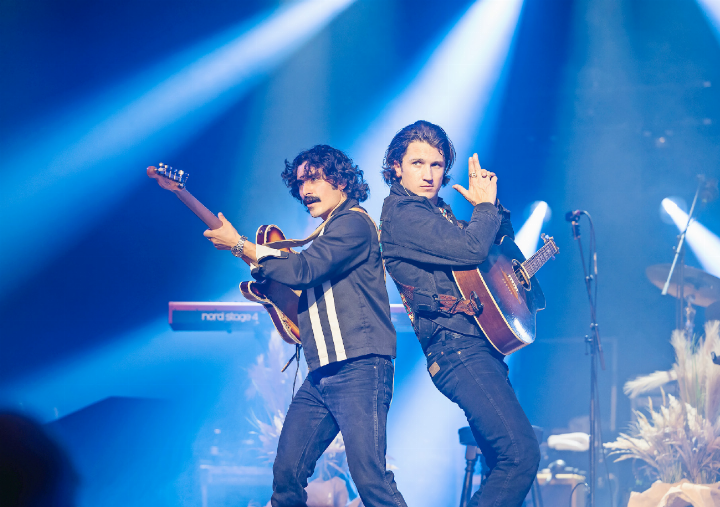Ganz im Westernstil: Drake Milligan und sein Gitarrist bei ihrem Auftritt an der Country Night Gstaad. FOTO: RETO HAMMER FOTOGRAFIE Ganz im Westernstil: Drake Milligan und sein Gitarrist bei ihrem Auftritt an der Country Night Gstaad. FOTO: RETO HAMMER FOTOGRAFIE