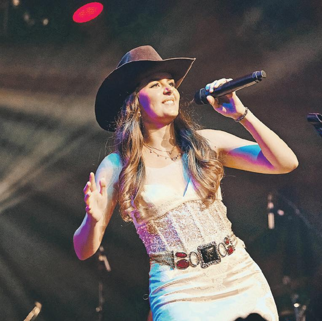 Amber Rae bei ihrem Country-Debut in der voll besetzten Festivalhalle. FOTO: SIMEON WÄLTI STUDIOS Amber Rae bei ihrem Country-Debut in der voll besetzten Festivalhalle. FOTO: SIMEON WÄLTI STUDIOS