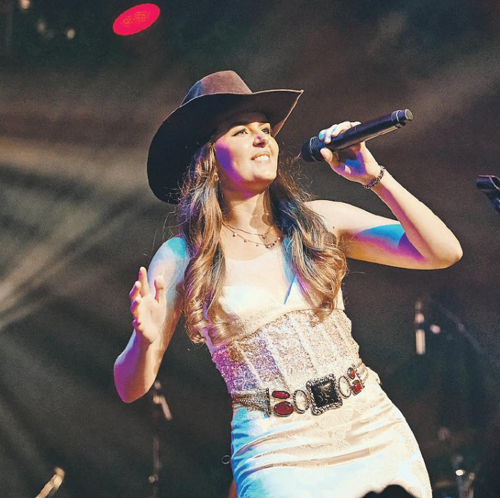 Amber Rae bei ihrem Country-Debut in der voll besetzten Festivalhalle.    FOTO: SIMEON WÄLTI STUDIOS