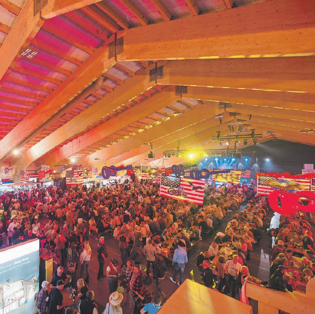 Viele Besuchende und gastronomische Höhepunkte in der Festhalle. Viele Besuchende und gastronomische Höhepunkte in der Festhalle.