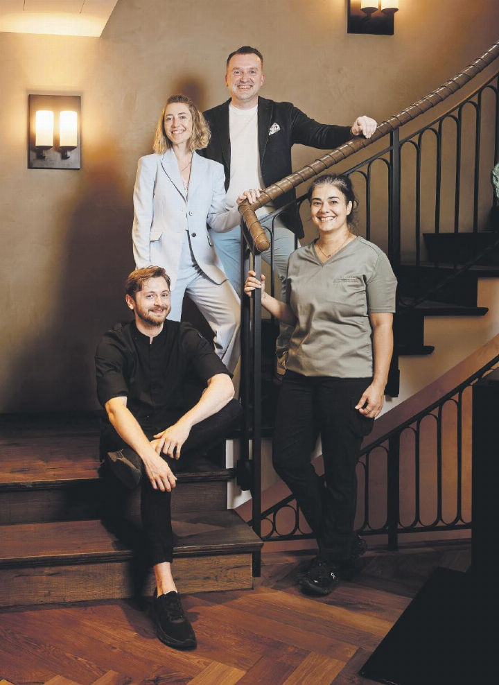 Gemeinsam zur Green-Key-Zertifizierung: v.l. Head Chef Tom Walter, Operations Managerin Lucy Fröhlich, General Manager Stefan Ludwig und Catarina Alexandra dos Santos Carvalha, Housekeepingmanagerin.     FOTO: MELANIE UHKÖTTER, THE MANSARD