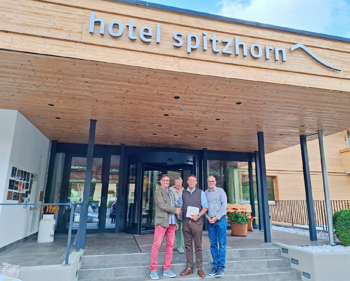 V.l. Roland Beer, Gewinner der Hauptverlosung Saanen-Geissebon, erhält den Preis von Hotelier Michel Wichmann mit den besten Wünschen von Manfred Weilguni und Léonie Müller, Saanen Aktiv.      FOTO: ILSE WICHMANN