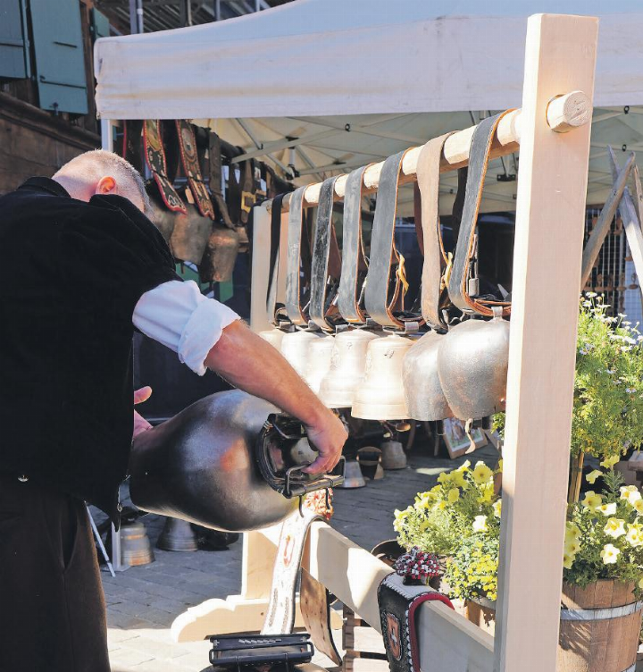 Die Namensgeber des Marktes: Die Glocken stehen für die Kühe als «Hauptakteure» des Alpsommers, der Alpkäse für das Produkt dieser arbeitsreichen Monate.   FOTOS: SUSANNE KAISER