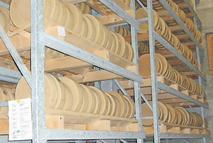 Über 8000 Käselaibe werden in Alpkäselager im Grund gelagert. FOTO: VRENI MÜLLENER