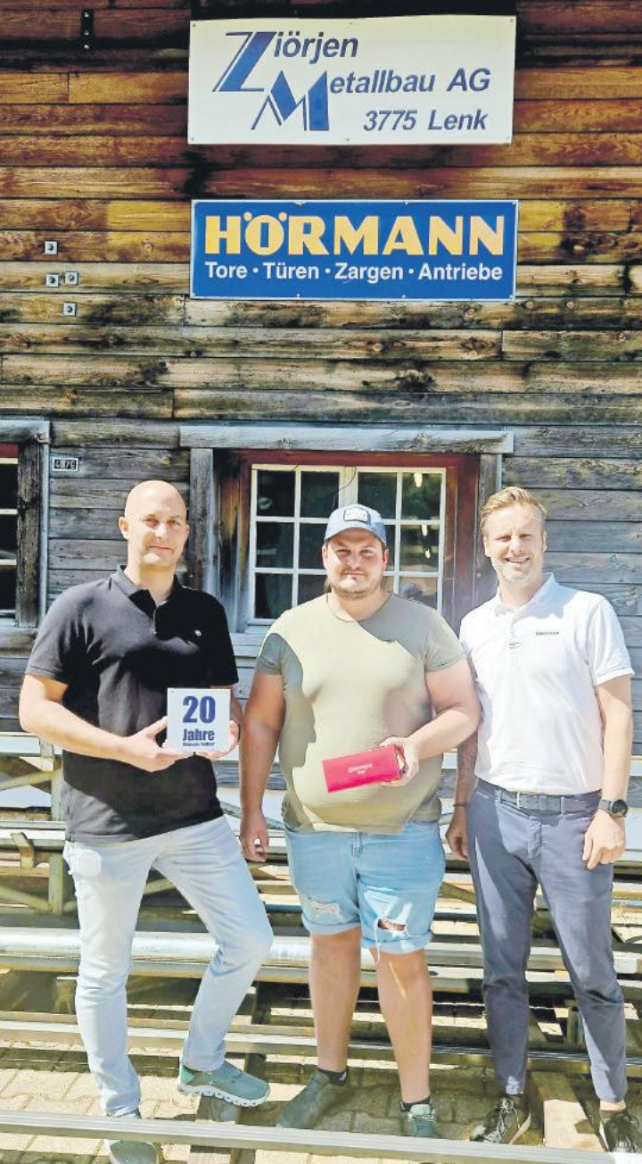 Martin Wermelinger, Regionalverkaufsleiter bei Hörmann Schweiz AG, gratuliert Simon und Adrian Ziörjen zum Meilenstein. Martin Wermelinger, Regionalverkaufsleiter bei Hörmann Schweiz AG, gratuliert Simon und Adrian Ziörjen zum Meilenstein.