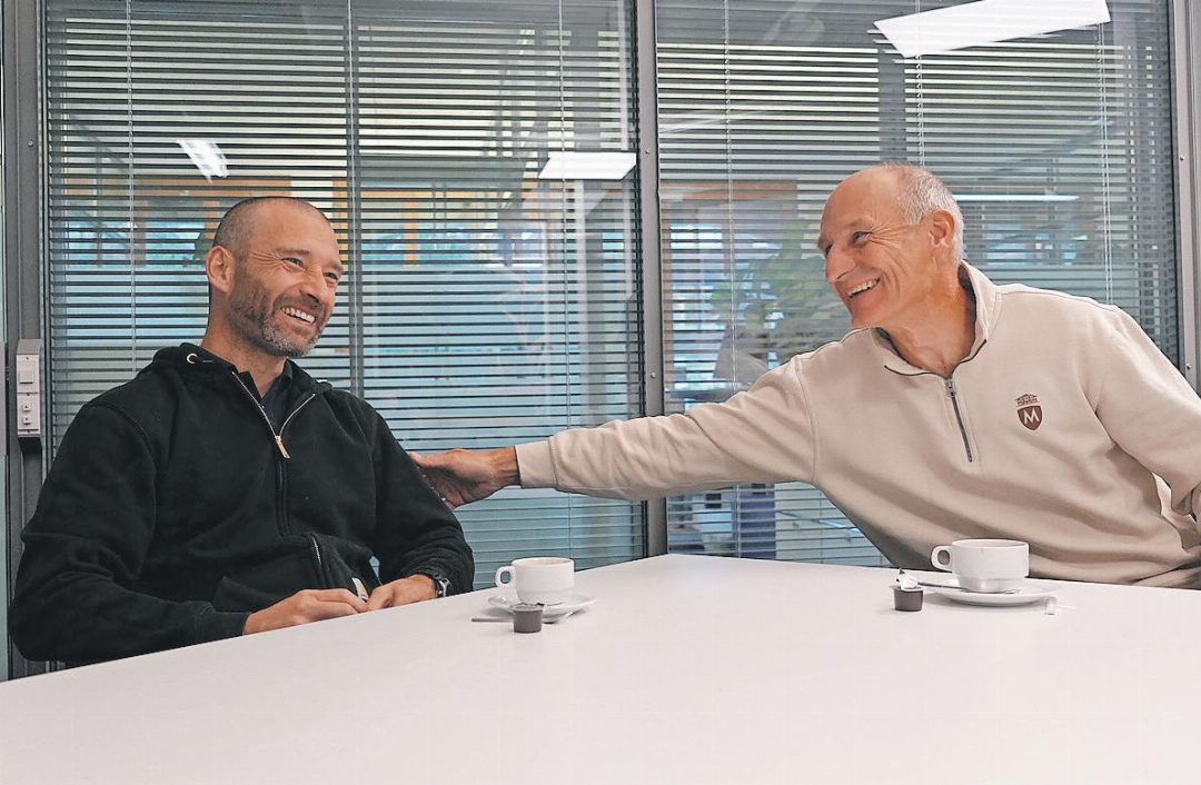 Die beiden Gemeinderäte im Vorfeld beim Interview: Nathanael Perreten (links), Ressort Finanzen, und Philippe Marmet, Ressort Bildung. FOTOS: MARCO MINNIG Die beiden Gemeinderäte im Vorfeld beim Interview: Nathanael Perreten (links), Ressort Finanzen, und Philippe Marmet, Ressort Bildung. FOTOS: MARCO MINNIG