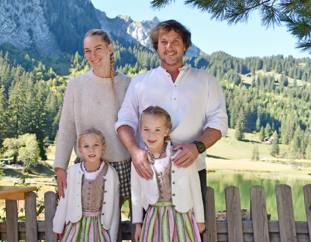 Die Gastgeberfamilie: Priscillia und Martin Zumstein-Annen mit ihren fünfjährigen Zwillingsmädchen Ladina (links) und Elodie.
FOTO: ANITA MOSER Die Gastgeberfamilie: Priscillia und Martin Zumstein-Annen mit ihren fünfjährigen Zwillingsmädchen Ladina (links) und Elodie.
FOTO: ANITA MOSER