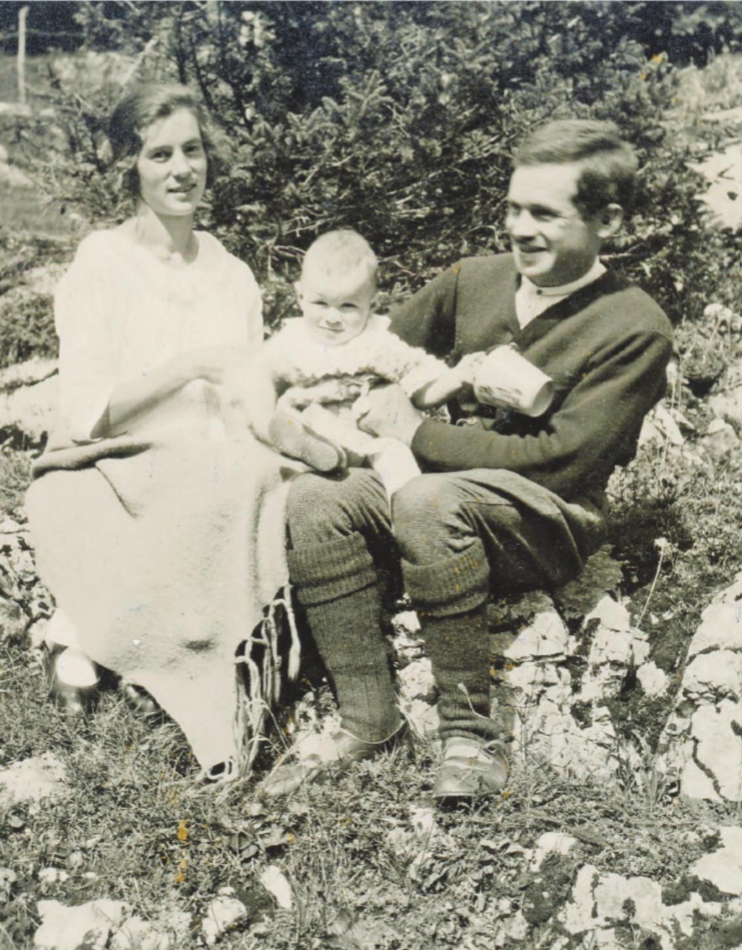 Emma und Karl Romang – die Grosseltern des heutigen Mitbesitzers Toni von Grünigen – mit ihrem Sohn Karl. FOTO: ZVG/FAMILIE VON GRÜNIGEN Emma und Karl Romang – die Grosseltern des heutigen Mitbesitzers Toni von Grünigen – mit ihrem Sohn Karl. FOTO: ZVG/FAMILIE VON GRÜNIGEN