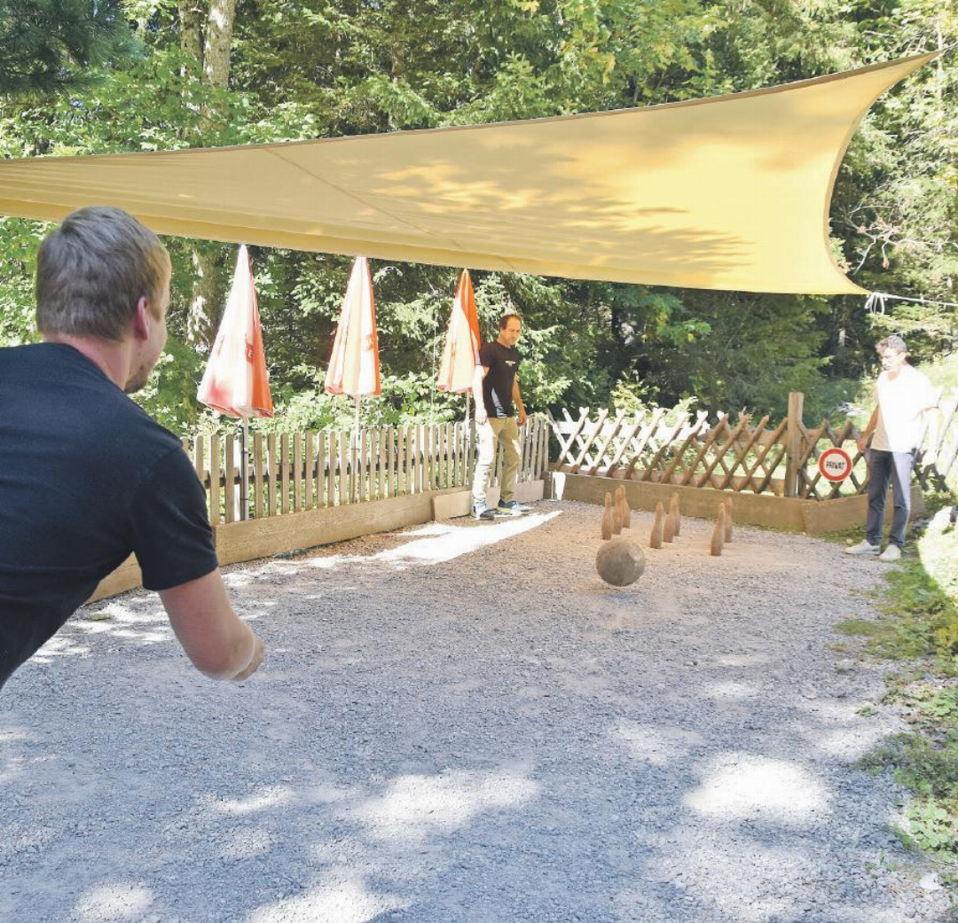 Wie viele Kegel fallen? Die Besucherinnen und Besucher konnten sich beim Kegelwettbewerb messen. FOTOS: ANITA MOSER Wie viele Kegel fallen? Die Besucherinnen und Besucher konnten sich beim Kegelwettbewerb messen. FOTOS: ANITA MOSER