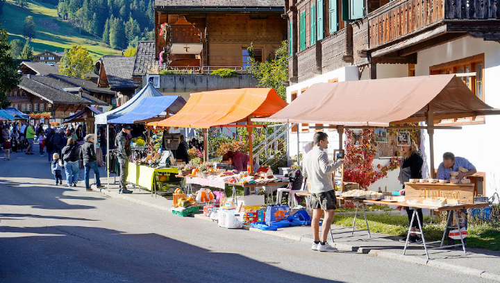 Bunte Marktstände.