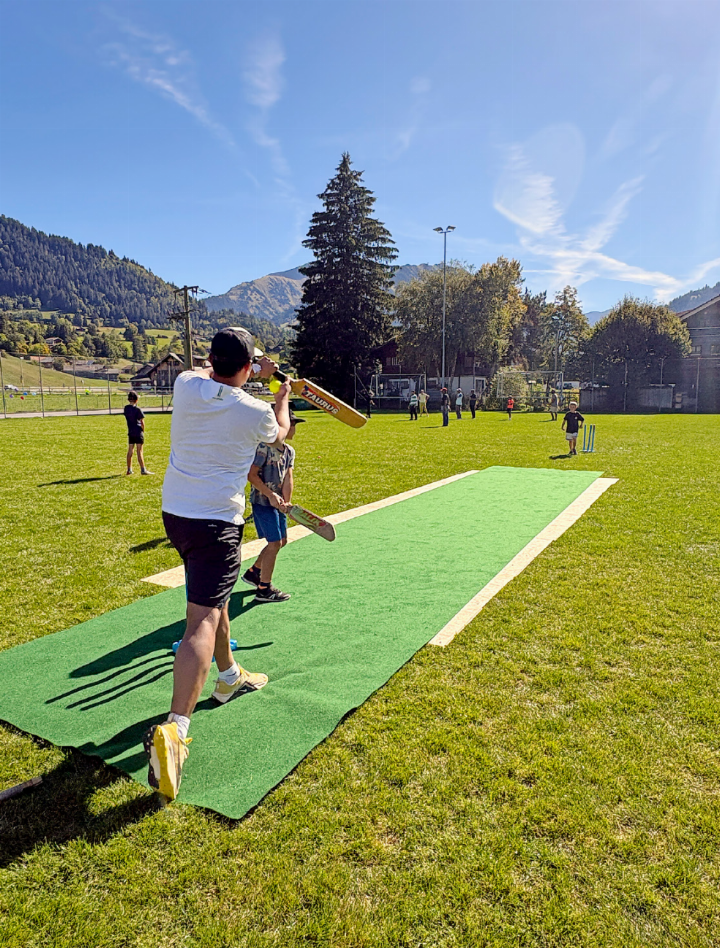 Gemeinsam spielen, lernen und die Freude am Cricket teilen.