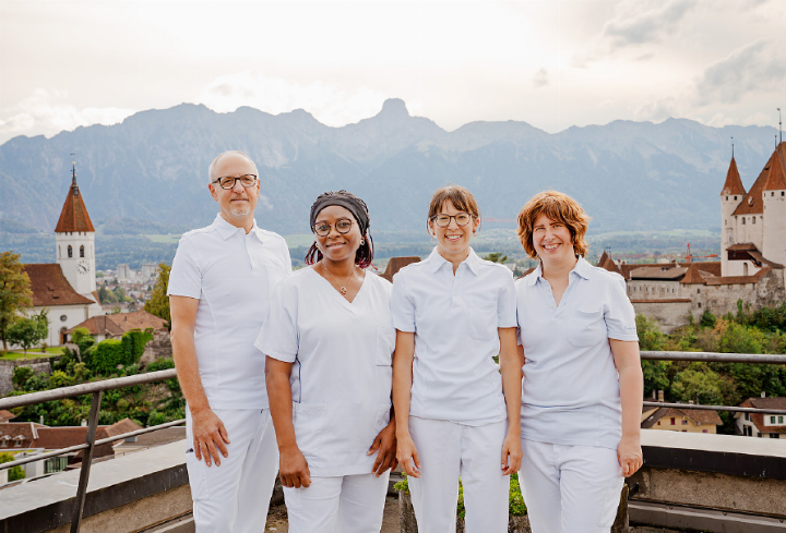 Ärztliches Team Brustsprechstunde: v.l. Dr. med. Peter Diebold, Chefarzt Frauenklinik, Leiter Brustkrebszentrum, Senior Mammaoperateur; Akou Seli von Gradowski, Leitende Ärztin in Ausbildung zum Schwerpunkt gyn. Senologie; Dr. med. Marina Maier, Oberärztin in Ausbildung zum Schwerpunkt gyn. Senologie; Dr. med. Jessica Jäger, Leitende Spitalfachärztin, Stv. Leiterin Brustkrebszentrum, Senior Mammaoperateurin.
FOTO: ZVG/B. KOSMEHL, BABYPICS FOTOGRAFIE