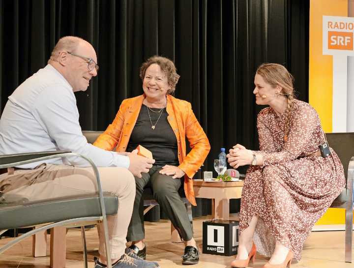 Der «Höhle der Löwen»-Juror Jürg Schwarzenbach und die Käserin Renate Bach (Mitte) nahmen bei Moderatorin Michèle Schönbächler Platz. FOTO: JONATHAN SCHOPFER Der «Höhle der Löwen»-Juror Jürg Schwarzenbach und die Käserin Renate Bach (Mitte) nahmen bei Moderatorin Michèle Schönbächler Platz. FOTO: JONATHAN SCHOPFER