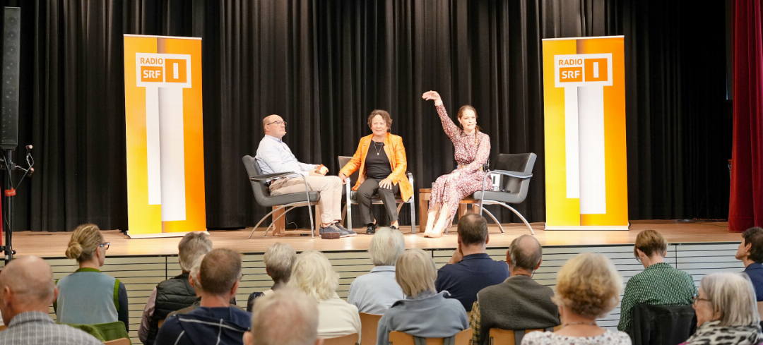 Miteinander «Persönlich» im Radio SRF 1 werden: von links: Jürg Schwarzenbach, Renate Bach und Moderatorin Michèle Schönbächler in Landhaus Saanen. FOTOS: JONATHAN SCHOPFER Miteinander «Persönlich» im Radio SRF 1 werden: von links: Jürg Schwarzenbach, Renate Bach und Moderatorin Michèle Schönbächler in Landhaus Saanen. FOTOS: JONATHAN SCHOPFER