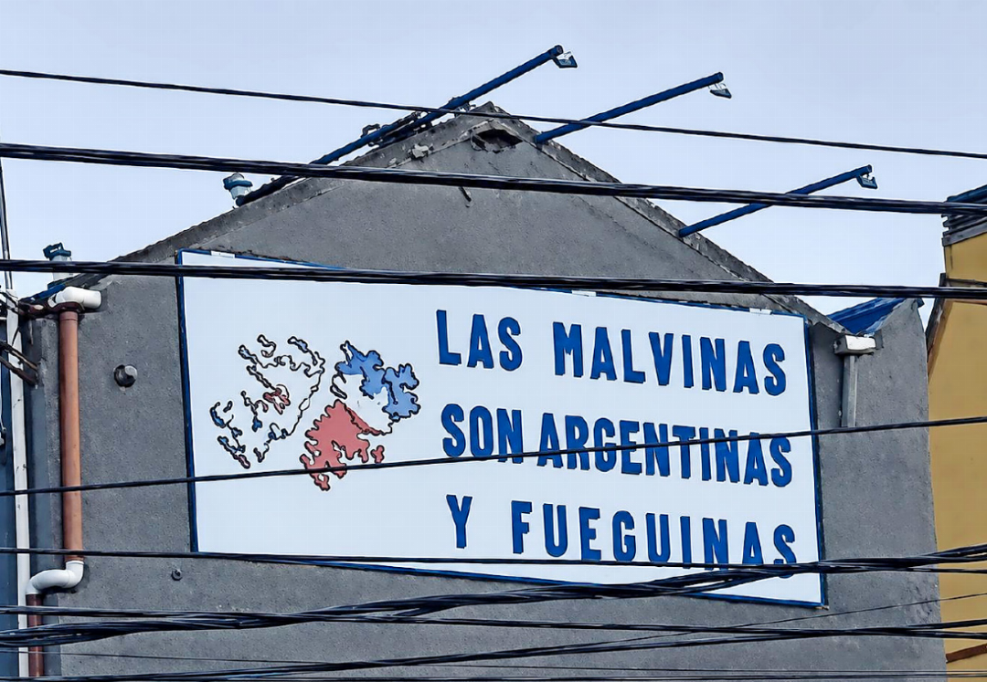 Wandbild in Ushuaia: «Die Malwinen gehören Argentinien und Feuerland.» Wandbild in Ushuaia: «Die Malwinen gehören Argentinien und Feuerland.»