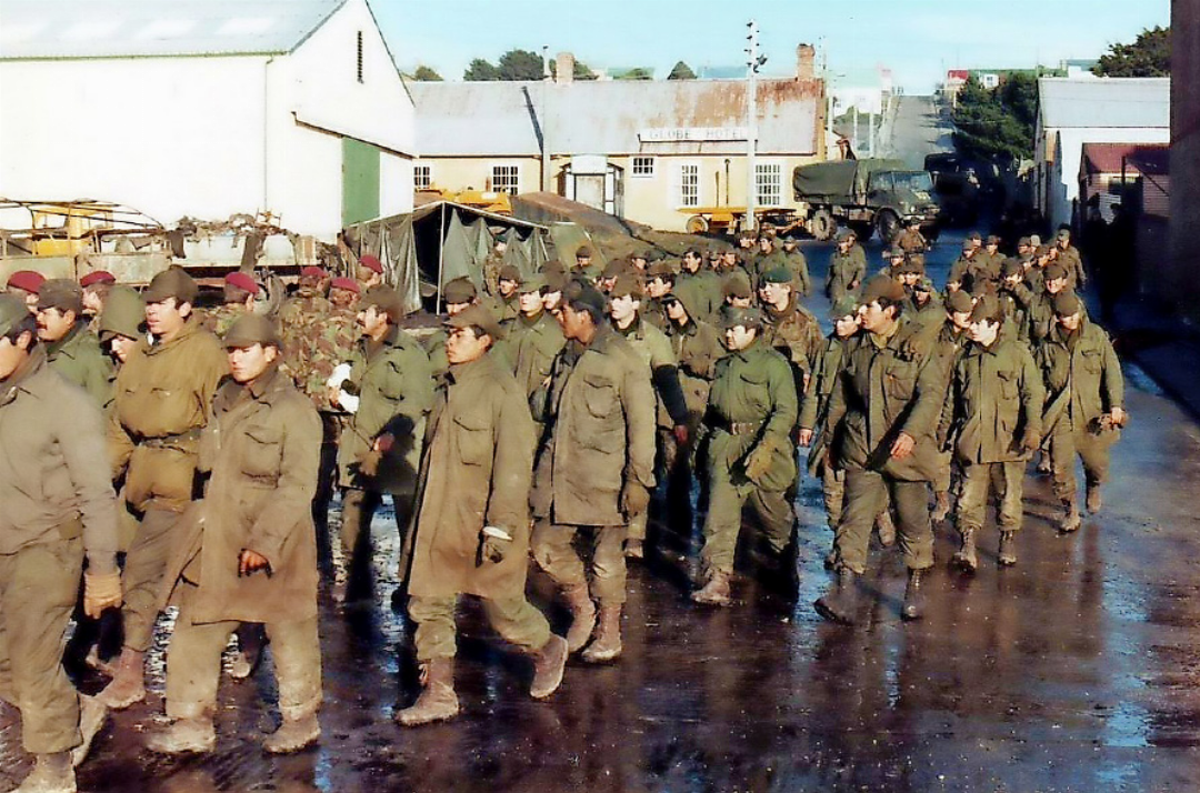 Argentinische Kriegsgefangene nach der Kapitulation in Port Stanley. FOTO: KEN GRIFFITHS, WIKIMEDIA COMMONS Argentinische Kriegsgefangene nach der Kapitulation in Port Stanley. FOTO: KEN GRIFFITHS, WIKIMEDIA COMMONS