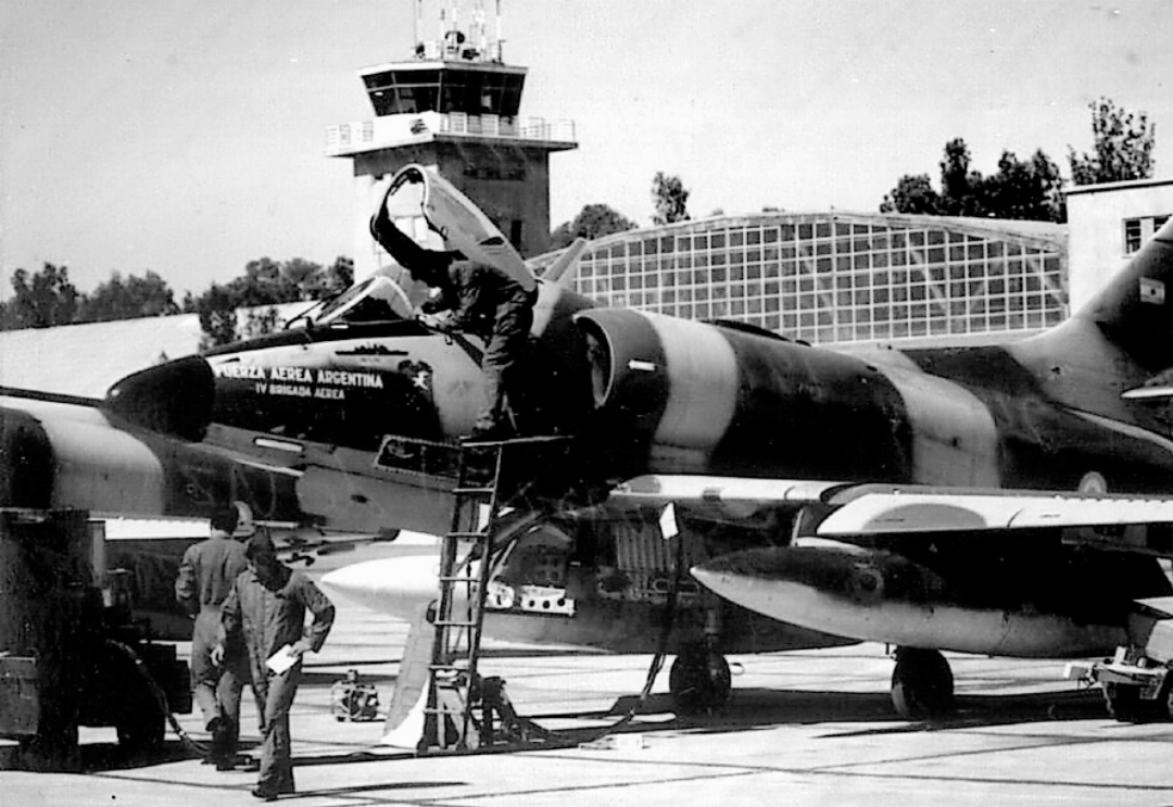 Skyhawk-Kampfflugzeuge der argentinischen Luftwaffe, die der britischen Flotte bedeutende Verluste zufügte. FOTO: DOUGLAS SCUTERI, WIKIMEDIA COMMONS Skyhawk-Kampfflugzeuge der argentinischen Luftwaffe, die der britischen Flotte bedeutende Verluste zufügte. FOTO: DOUGLAS SCUTERI, WIKIMEDIA COMMONS