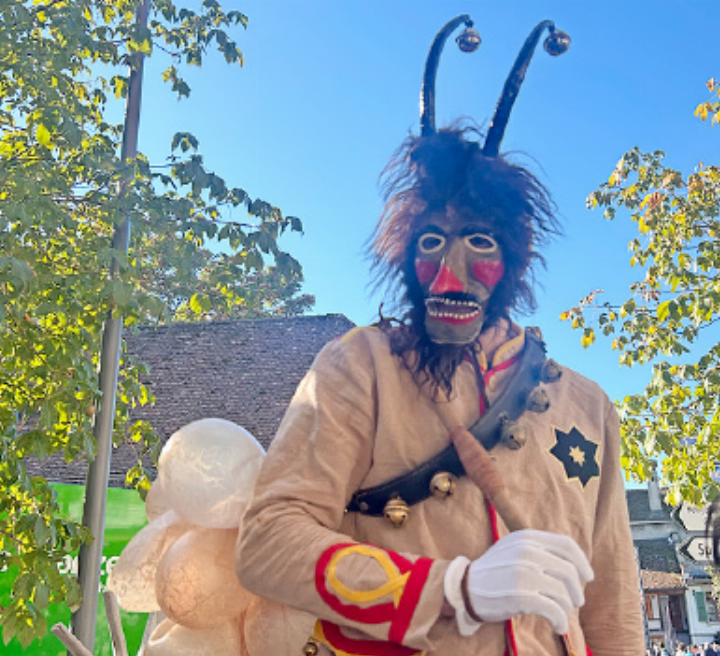 Das Geräusch von Schellen und «Söiblatere»: weitherum hörbar, bevor der Fulehung selbst zu sehen ist.       FOTO: MAXIME VÖGELE