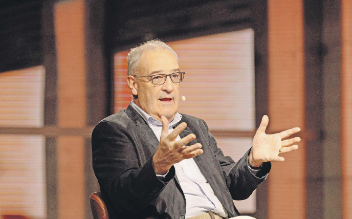 Guy Parmelin beim Interview im neuen Studio von TB2: «Frühfranzösisch ist wichtig für den Zusammenhalt.»     FOTOS: NIK EGGER
