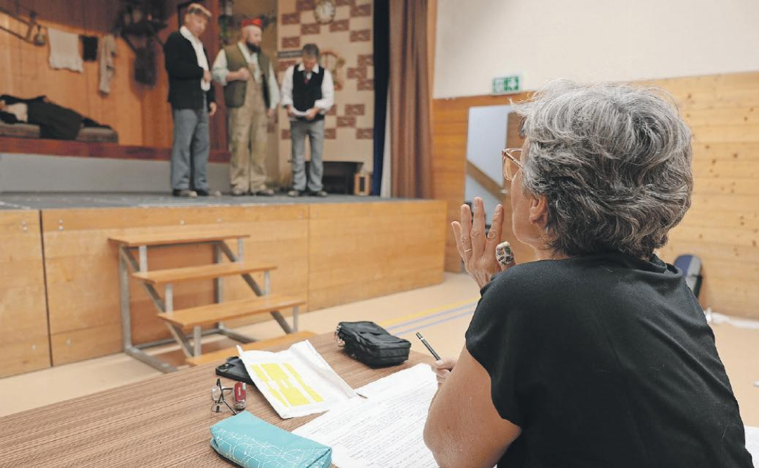 Noch hilft Souffleuse Carmen Raaflaub bei kleinen Textlücken – bis zur Premiere soll das nicht mehr nötig sein. Noch hilft Souffleuse Carmen Raaflaub bei kleinen Textlücken – bis zur Premiere soll das nicht mehr nötig sein.