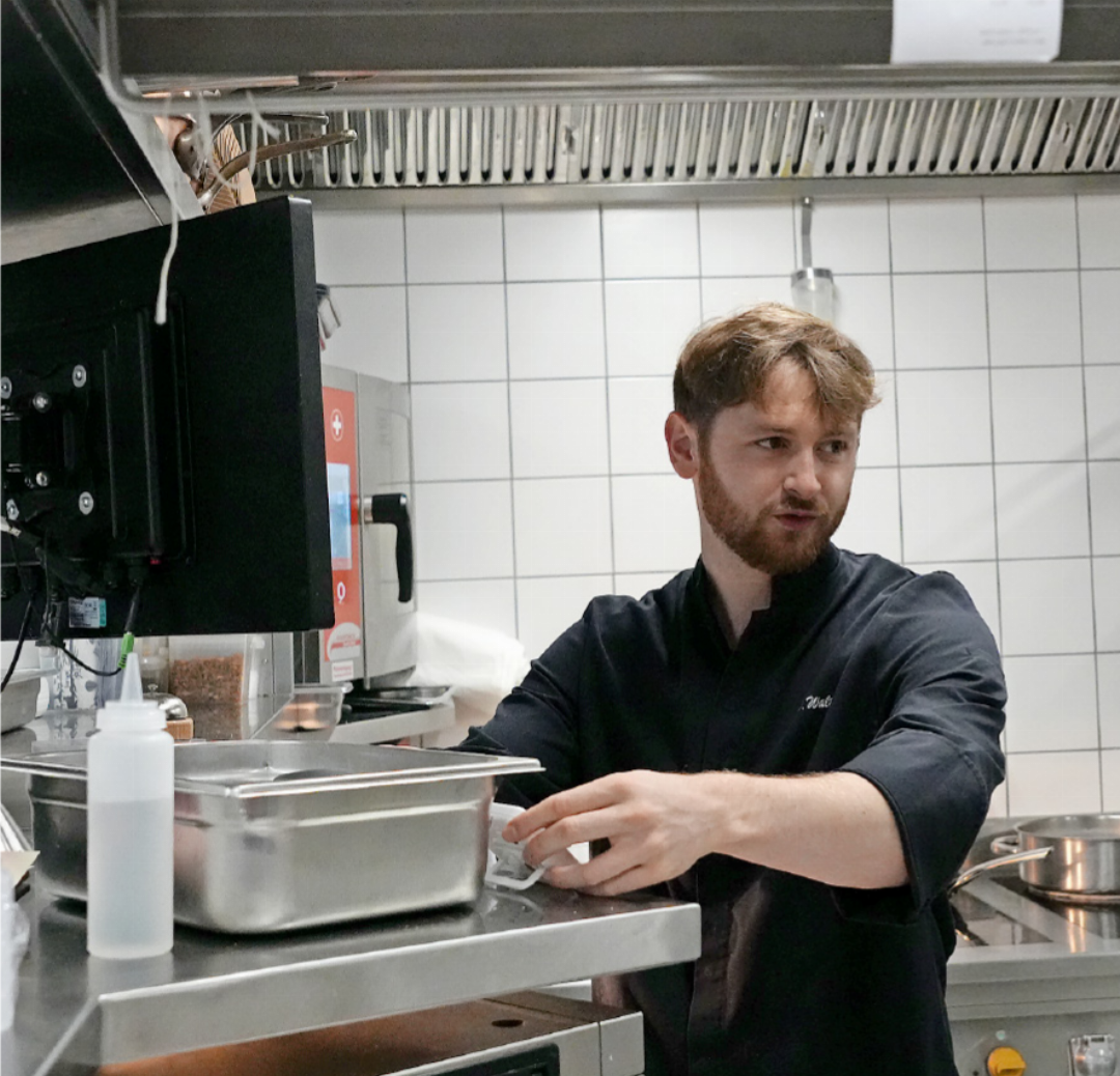 Zwischen Pass, Pfannen und Team: Tom Walter führt mit 26 Jahren die Küche des The Mansard. Zwischen Pass, Pfannen und Team: Tom Walter führt mit 26 Jahren die Küche des The Mansard.