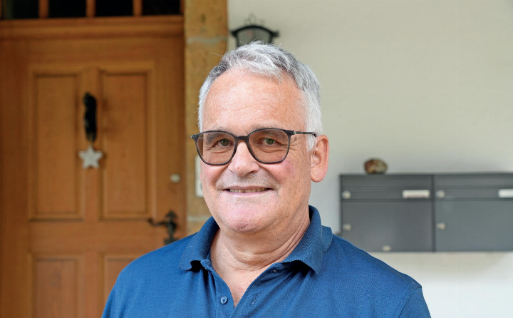 Peter Klopfenstein vor dem Pfarrhaus im Gsteig. Nach zwölfeinhalb Jahren als Pfarrer in Gsteig und Saanen geht er in Frühpension. FOTOS: JONATHAN SCHOPFER Peter Klopfenstein vor dem Pfarrhaus im Gsteig. Nach zwölfeinhalb Jahren als Pfarrer in Gsteig und Saanen geht er in Frühpension. FOTOS: JONATHAN SCHOPFER