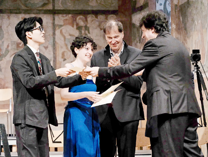 Zi Yang Low aus Malaysia (links) und Sara Isabelle Ispas aus Australien überzeugten die Jury der Alberto Lysy International Violin Competition.       FOTO: MARTA WALCH