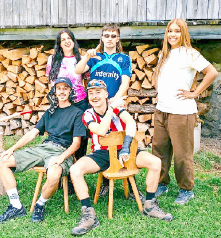 Vorne Artan, Flavio Stucki (Influencer) und hinten Loop, Jule X, Lil Glee (Rapper).      FOTO: SRF