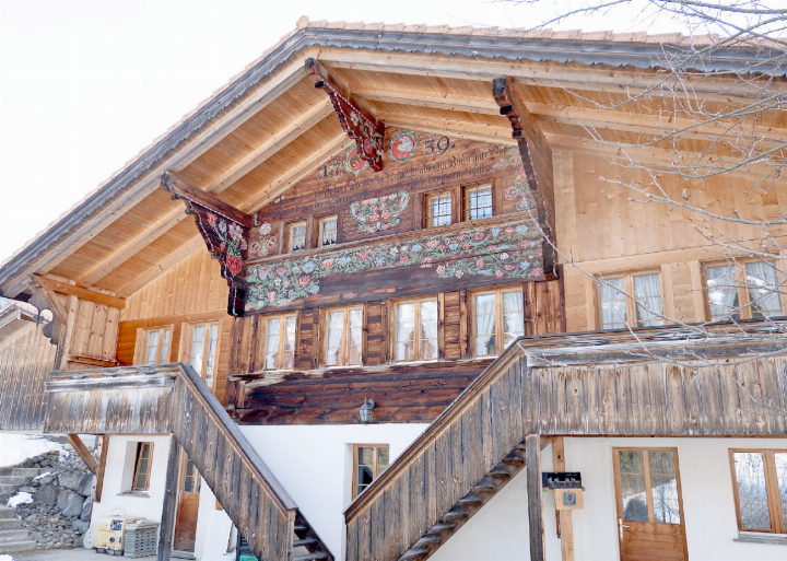 Das Haus auf dem Gärber bei Feutersoey wurde vom «Strüdler» Joseph Jaggi (1691–1763) erbaut. Der Wunderheiler, bekannt für sein «Artzney-Büchlin», soll an den Gittern an den Gadenfenstern seine «Chrütleni» getrocknet haben. Oben: Das Anwesen – noch mit angebautem Stall – vor dem Umbau 2002.
FOTOS: MARTIN GURTNER-DUPERREX