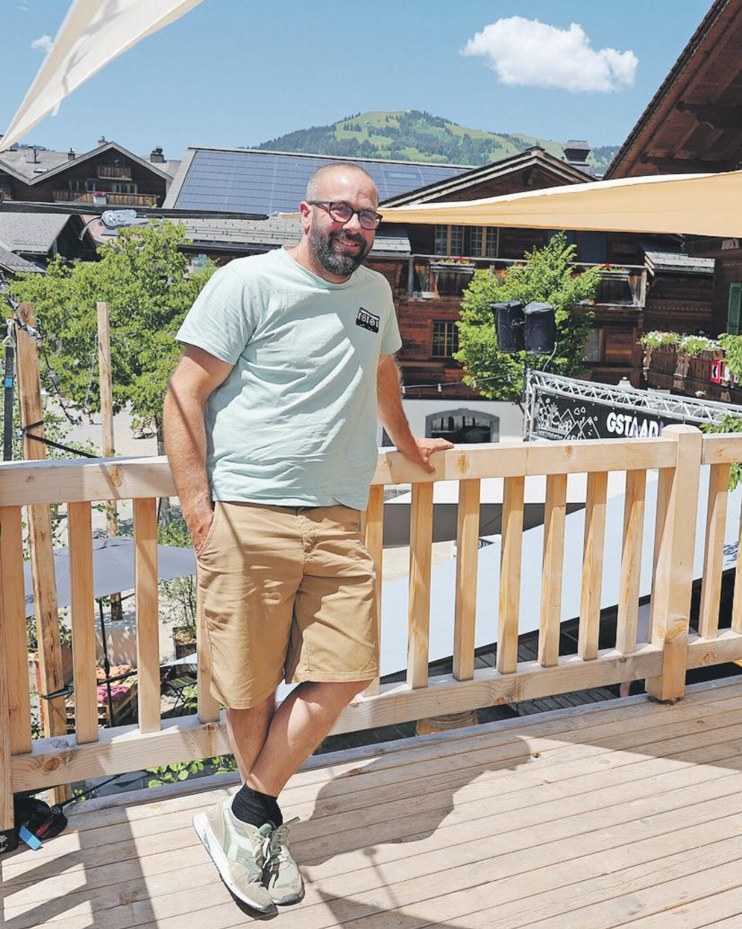 Marco «Balu» Nigg auf der Gstaad-Alive-Sonnenterrasse mitten in der Promenade, wo Einheimische und Gäste sich treffen, etwas trinken und nebenbei noch Kultur erleben können.
FOTO: MAXIME VÖGELE Marco «Balu» Nigg auf der Gstaad-Alive-Sonnenterrasse mitten in der Promenade, wo Einheimische und Gäste sich treffen, etwas trinken und nebenbei noch Kultur erleben können.
FOTO: MAXIME VÖGELE