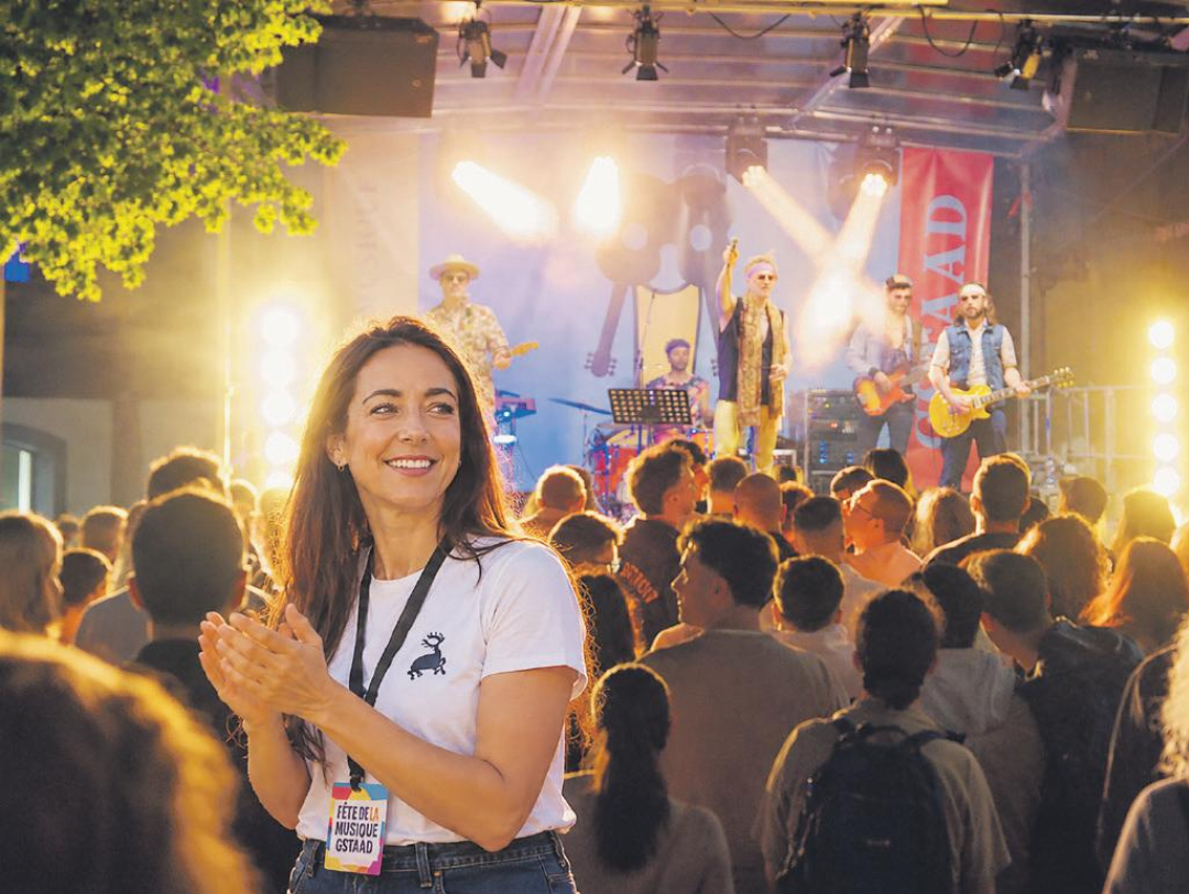 Mirka Czybik vor einer der fünf Bühnen der Fête de la Musique. Was für die Besucherinnen und Besucher ein unbeschwerter Musiktag ist, bedeutet für sie und ihr kleines Team monatelange Vorbereitung – und am Ende hoffentlich viele glückliche Gesichter.» FOTO: ZVG Mirka Czybik vor einer der fünf Bühnen der Fête de la Musique. Was für die Besucherinnen und Besucher ein unbeschwerter Musiktag ist, bedeutet für sie und ihr kleines Team monatelange Vorbereitung – und am Ende hoffentlich viele glückliche Gesichter.» FOTO: ZVG