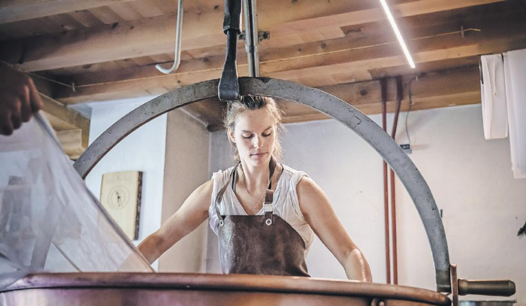 Ob Alpkäse oder Saanengeissmilch-Seife: Ramona Zumstein und Mathias von Siebenthal zeigen, wie vielfältig die Produkte aus der Region sind – und wie viel Handarbeit, Können und Herzblut dahinterstecken. FOTOS: ZVG Ob Alpkäse oder Saanengeissmilch-Seife: Ramona Zumstein und Mathias von Siebenthal zeigen, wie vielfältig die Produkte aus der Region sind – und wie viel Handarbeit, Können und Herzblut dahinterstecken. FOTOS: ZVG